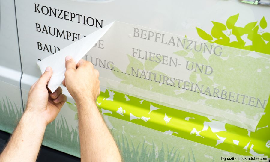 Décollage du film adhésif lors du marquage d'une voiture