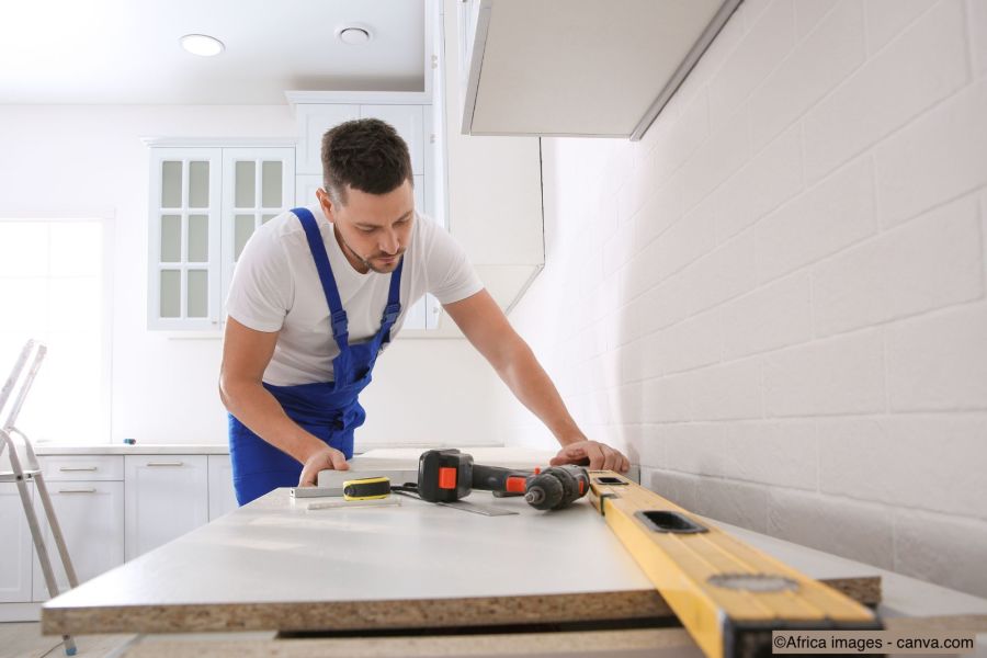 Fachmann installiert neue Küchenzeile
