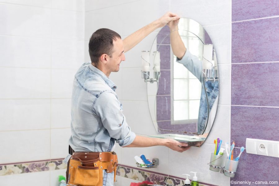 Dekorativer Spiegel mit Kerzenhaltern