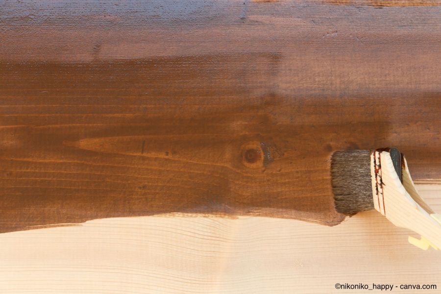 Une façade en bois est peinte avec une lasure de protection