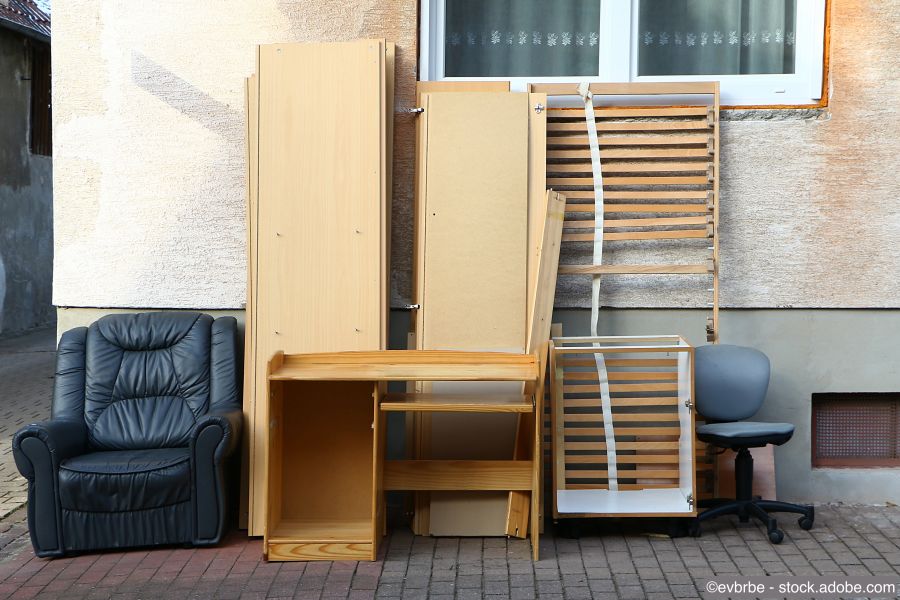 Sperrmüll auf der Strasse bereit zur Abholung