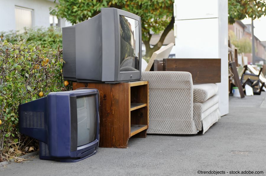 Zwei Röhrenfernseher zur Entsorgung am Strassenrand