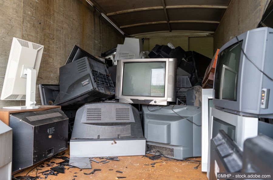 Elektroschrott in einem Container