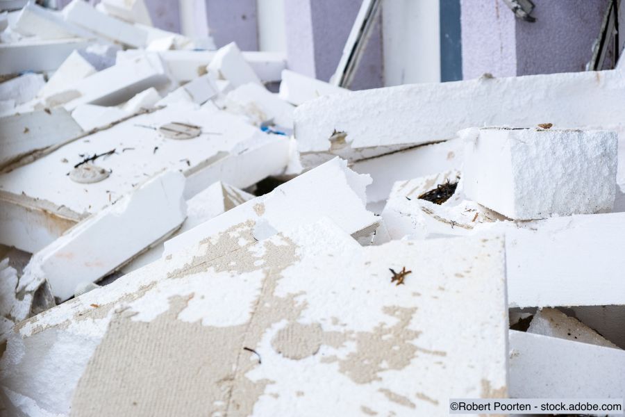 Von einer Fassade eines Hauses werden Dämmplatten aus Styropor entfernt