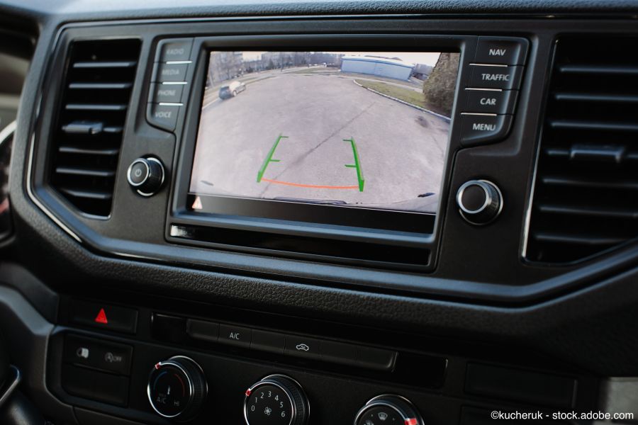 Rückfahrkamera wird auf dem Monitor im Fahrzeug angezeigt