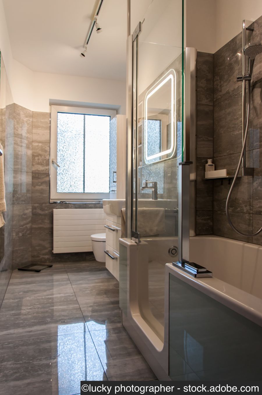 Blick von der Tür in ein Badezimmer , mit einer altersgerechten Ausstattung. Badewanne mit Einstieg und Duschfunktion