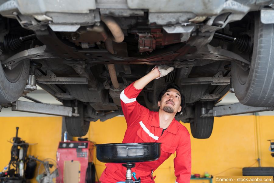 Männlicher Kfz-Mechaniker überprüft Karosserie