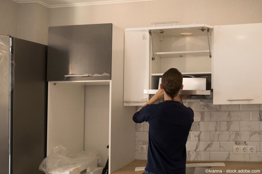 Fachmann montiert Dunstabzugshaube