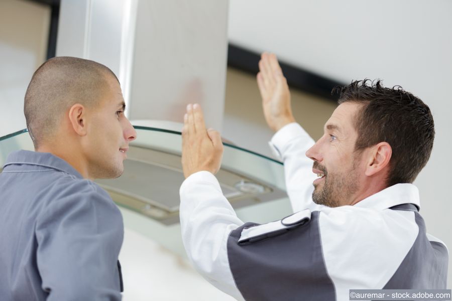 Fachmann bespricht den Einbau einer Dunstabzugshaube