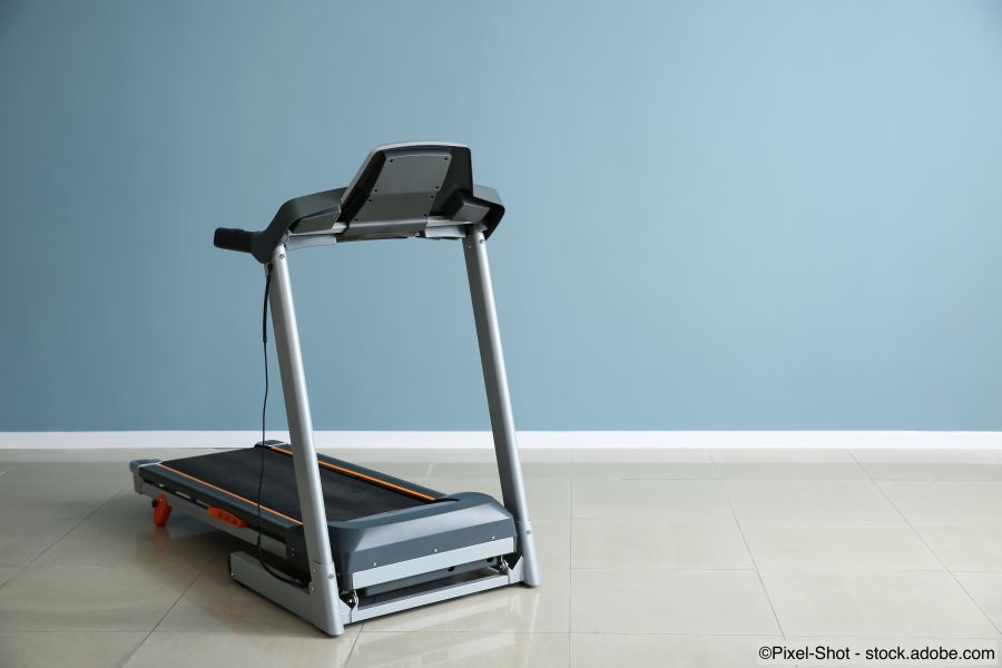 Altes Laufband vor einer Farbwand