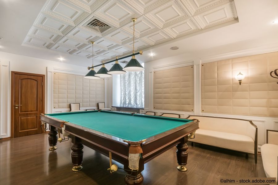 Ein moderner Billardraum in einem Privathaus