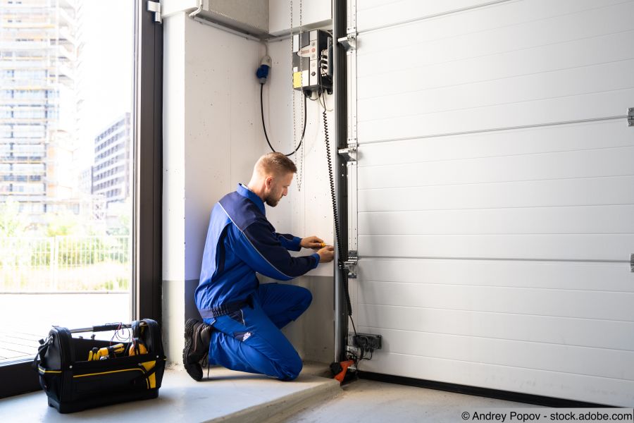 Fachmann bei der Garagentor-Montage