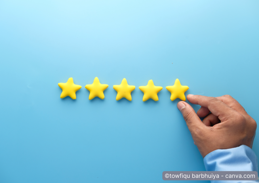 Reihe mit fuenf Sternen vor blauem Hintergrund