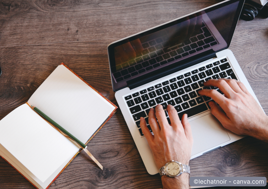 person-schreibt-auf-pc