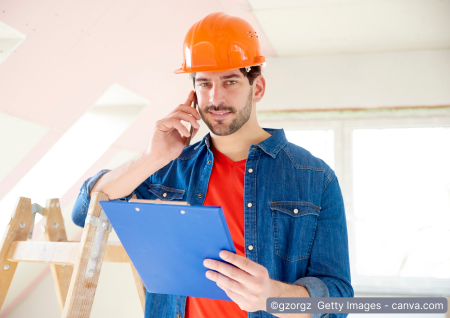 Handwerker spricht am Handy