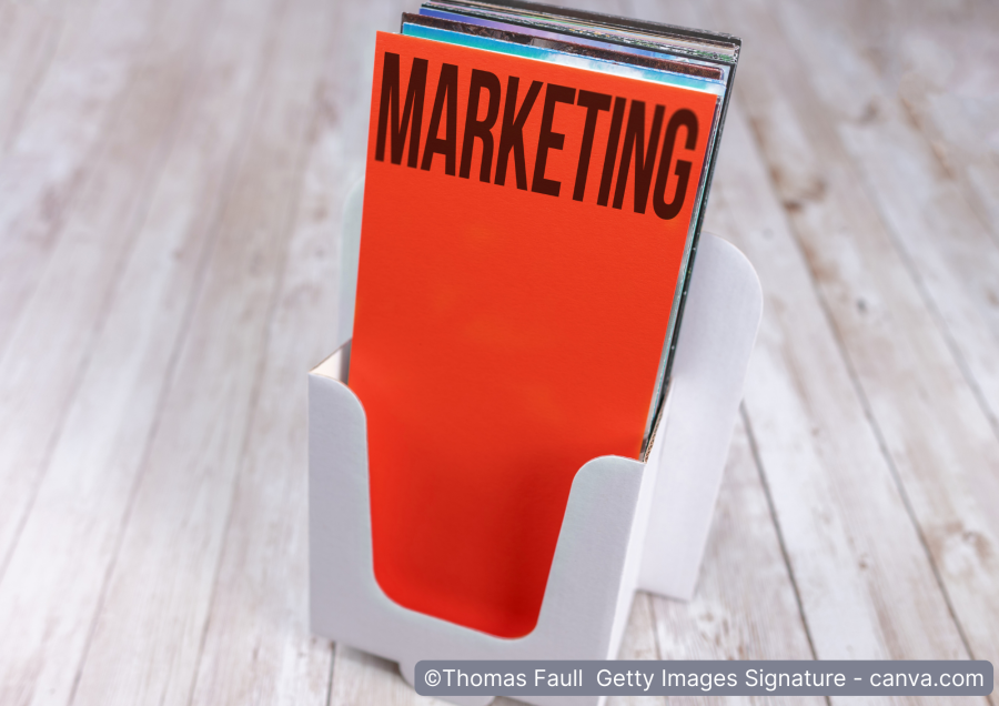 rote-flyer-in-einem-staender