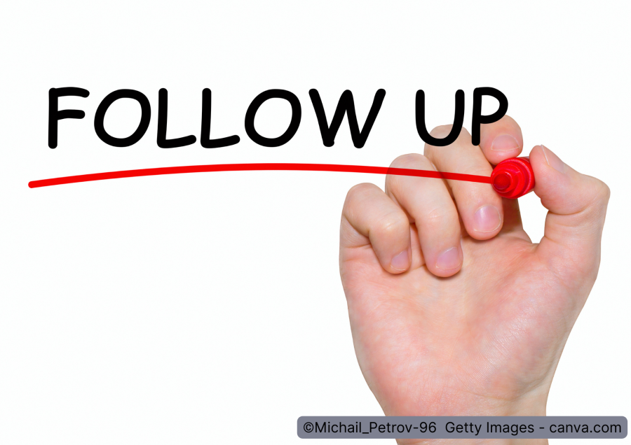 Das Wort follow-up wird mit rotem Marker unterstrichen
