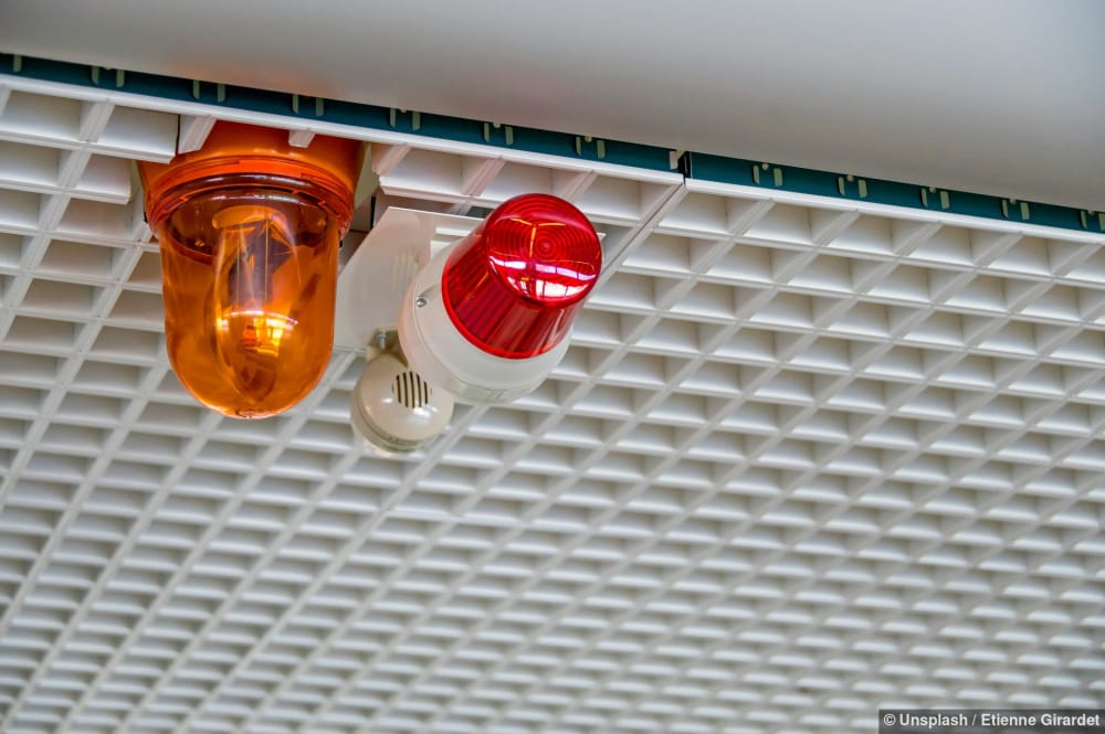 Alarmlicht und Sirene an einer Decke in einem Gewerbe