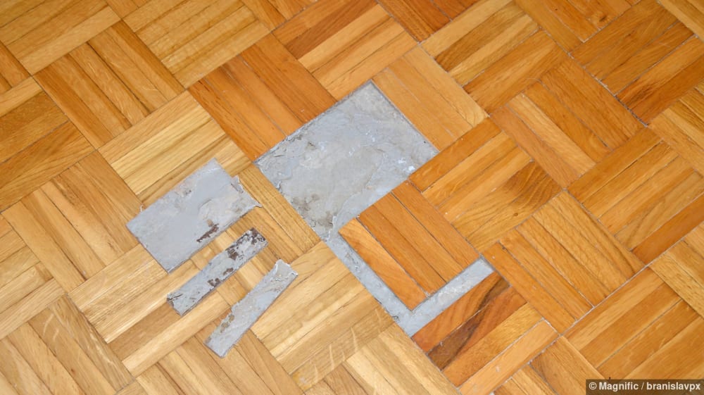Stabparkett mit entfernten Stäben für die Reparatur