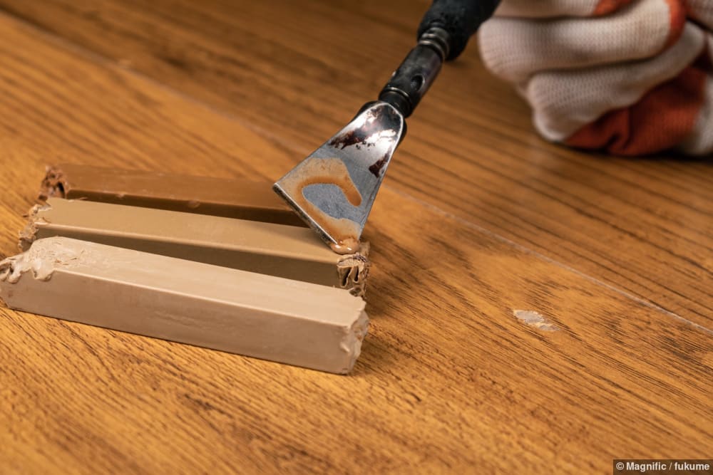 Restaurierung von Schäden an Laminat und Parkett mit Wachs