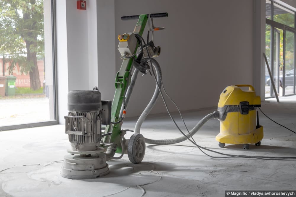 Professioneller Betonschleifer mit angeschlossenem Staubsauger zur Staubabsaugung – danach muss gut gereinigt werden