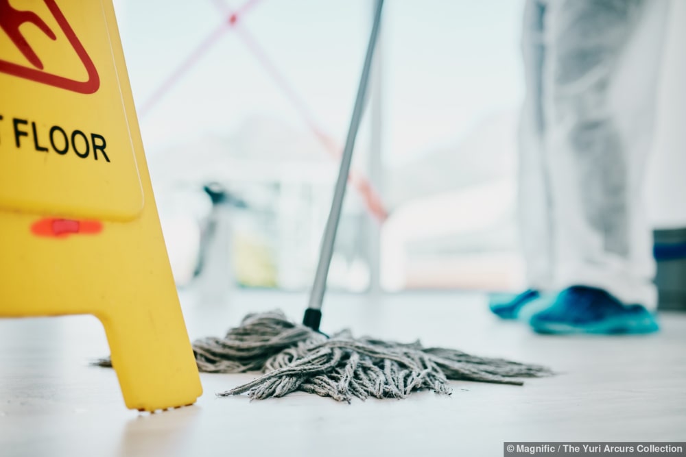 Arbeiter im Schutzanzug führt Baureinigung in einem neuen Labor durch