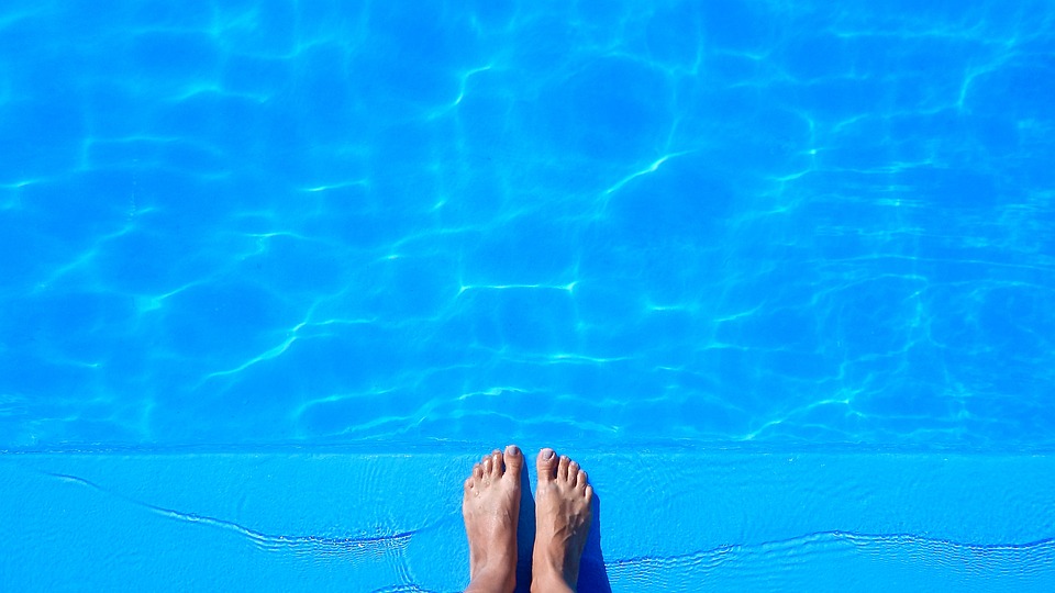 Fuesse vor Pool