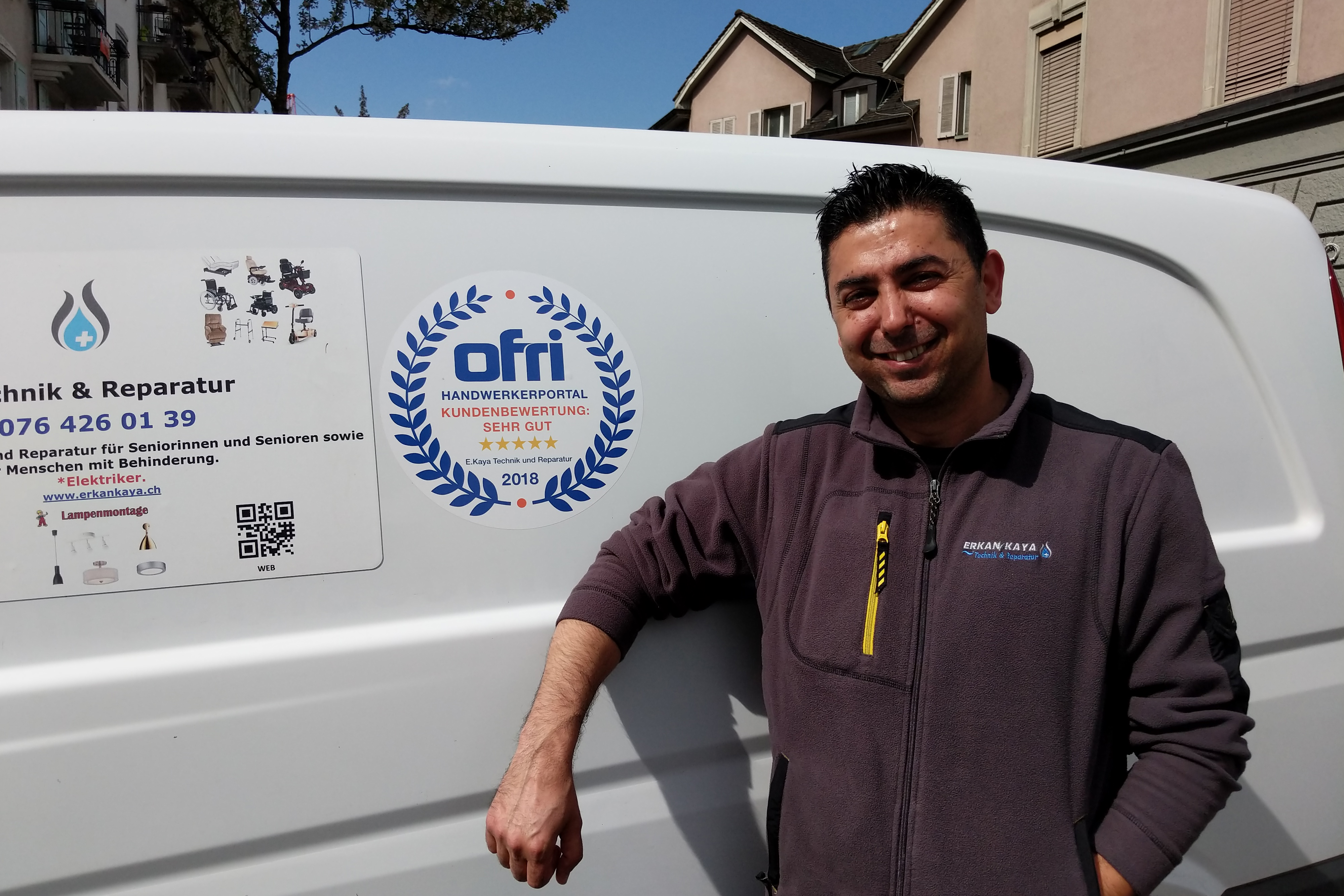 handwerker-vor-auto-mit-ofri-kleber
