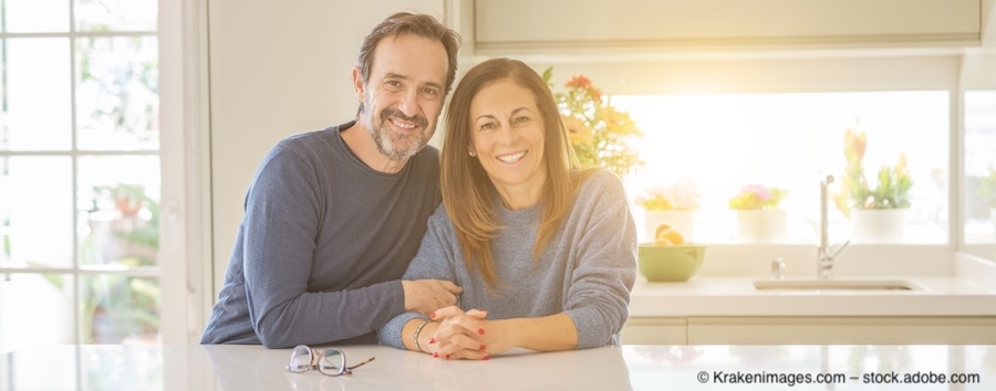 Glueckliche-Kunden-Mann-und-Frau