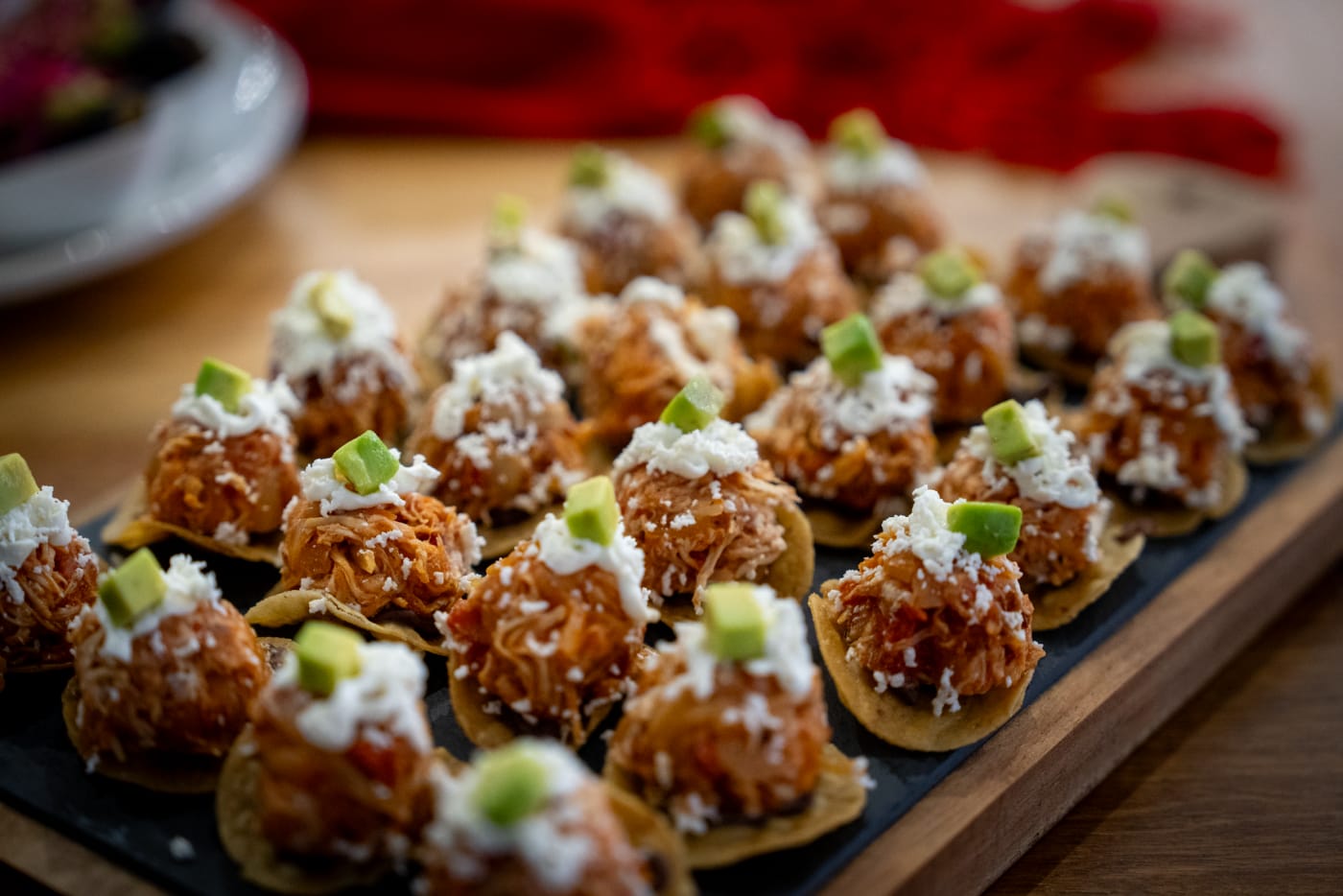 Plateau de croquettes dorées garnies d’herbes et de fromage râpé