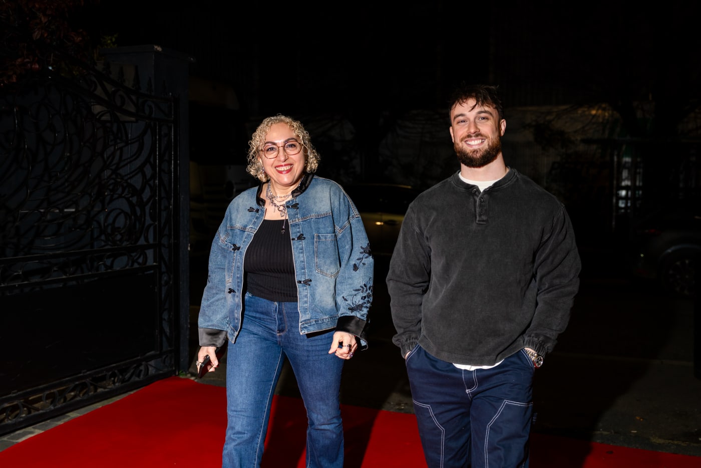 Deux invités côte à côte sur un tapis rouge