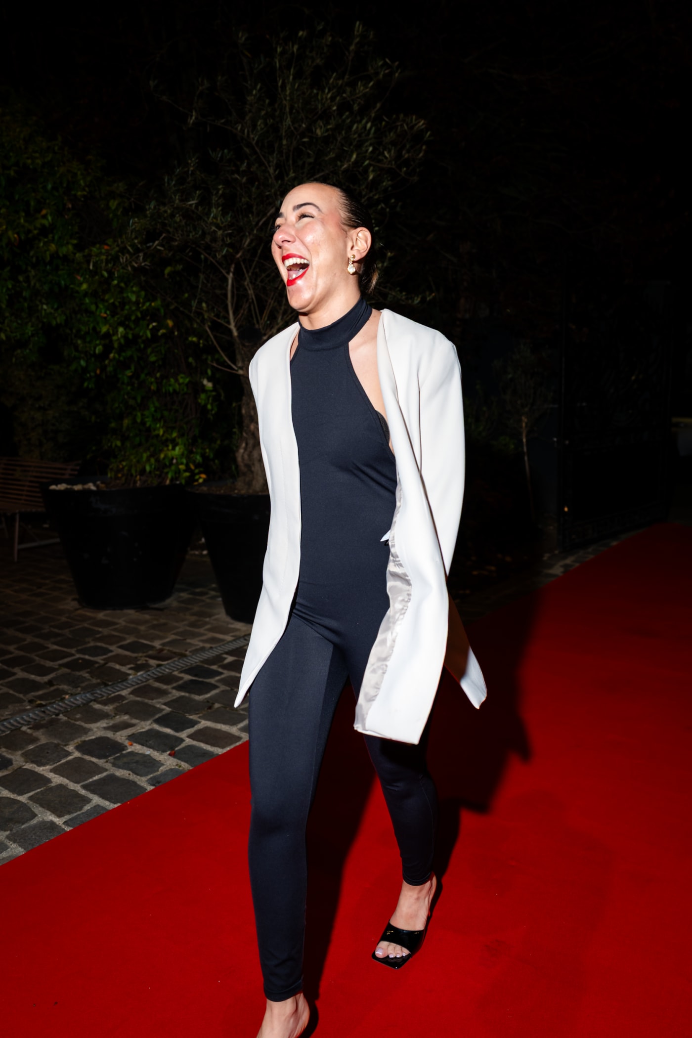 Homme en veste claire marchant sur un tapis rouge