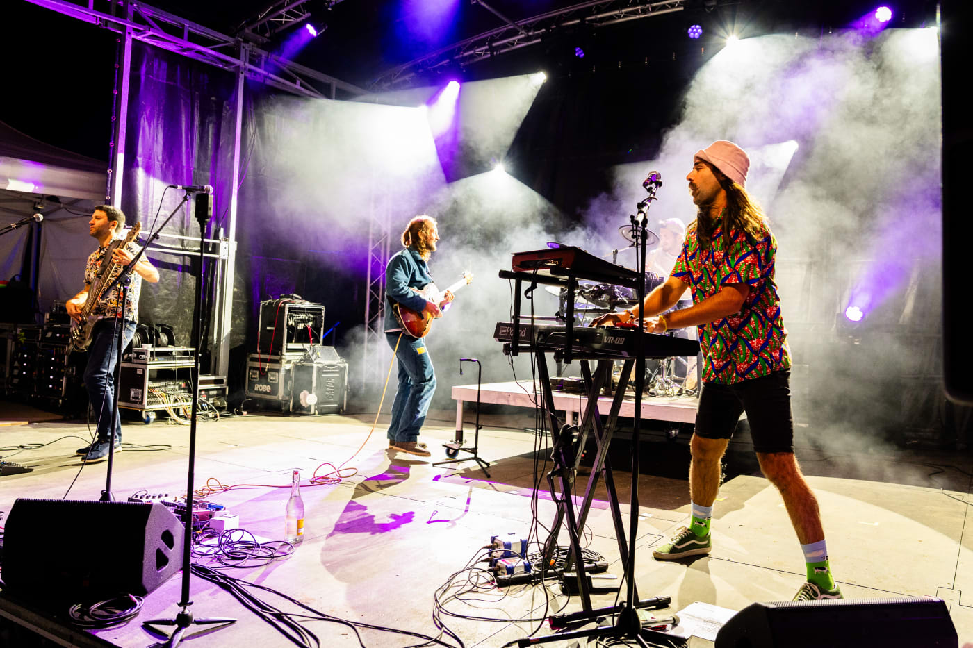 Groupe sur scène sous des éclairages violets au Belette Festival