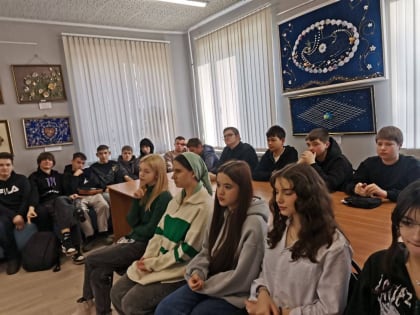 Партийцы организовали урок мужества в городской библиотеке