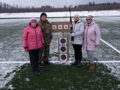 Тучковские долголеты готовятся принять участие в соревнованиях по стрельбе из пневматической винтовки