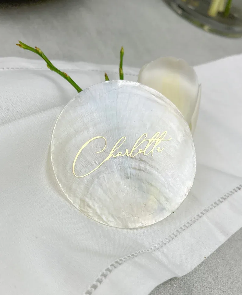 Tischkarten aus Capiz Muscheln / whiteandberrydesign