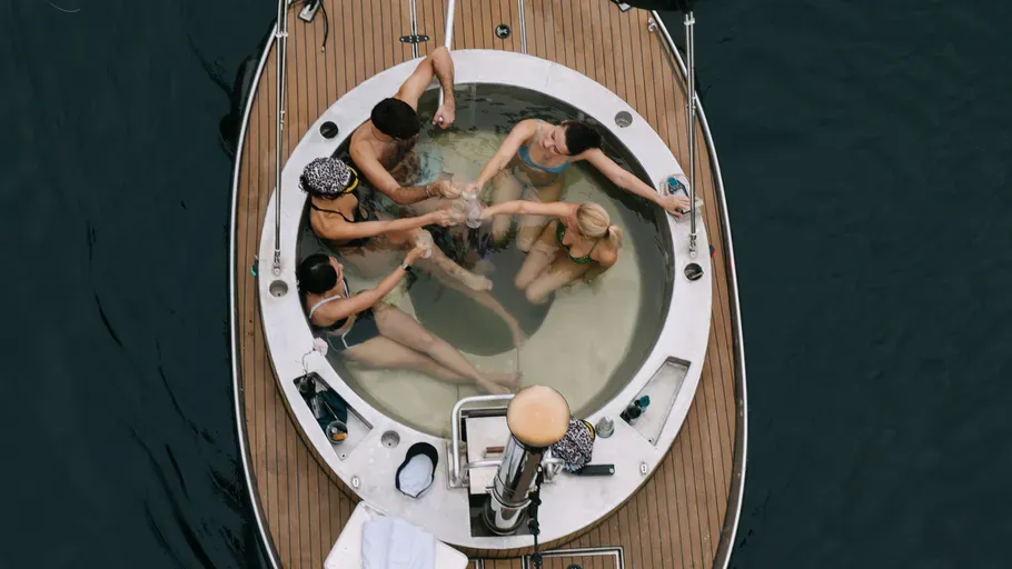 Hot Tub Tour - Konfetti