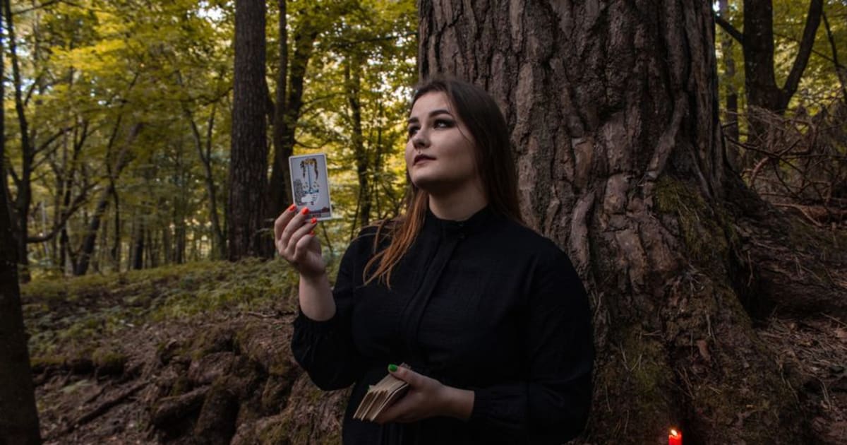 Як зрозуміти, чи це споріднена душа: розклад на три карти