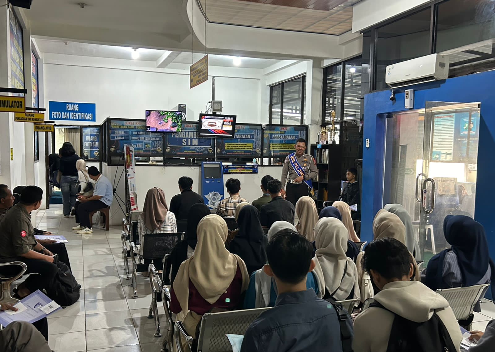 Duta Pelayanan Sat Lantas Polres Banjarnegara Sampaikan Informasi Pada Masyarakat Tentang Tata Cara Urus SIM
