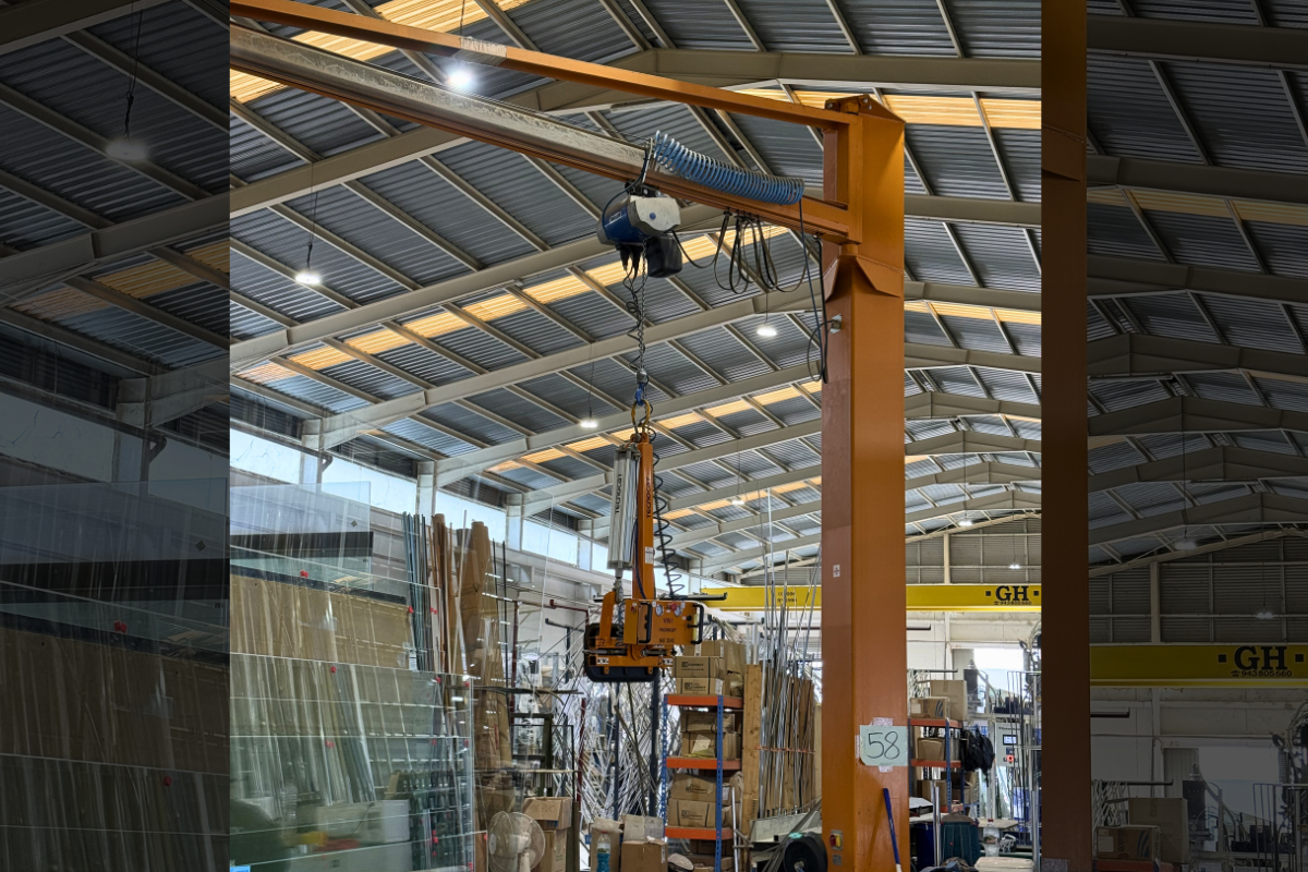 Pluma rígida Tecnocat para manipulación de vidrio en fábrica