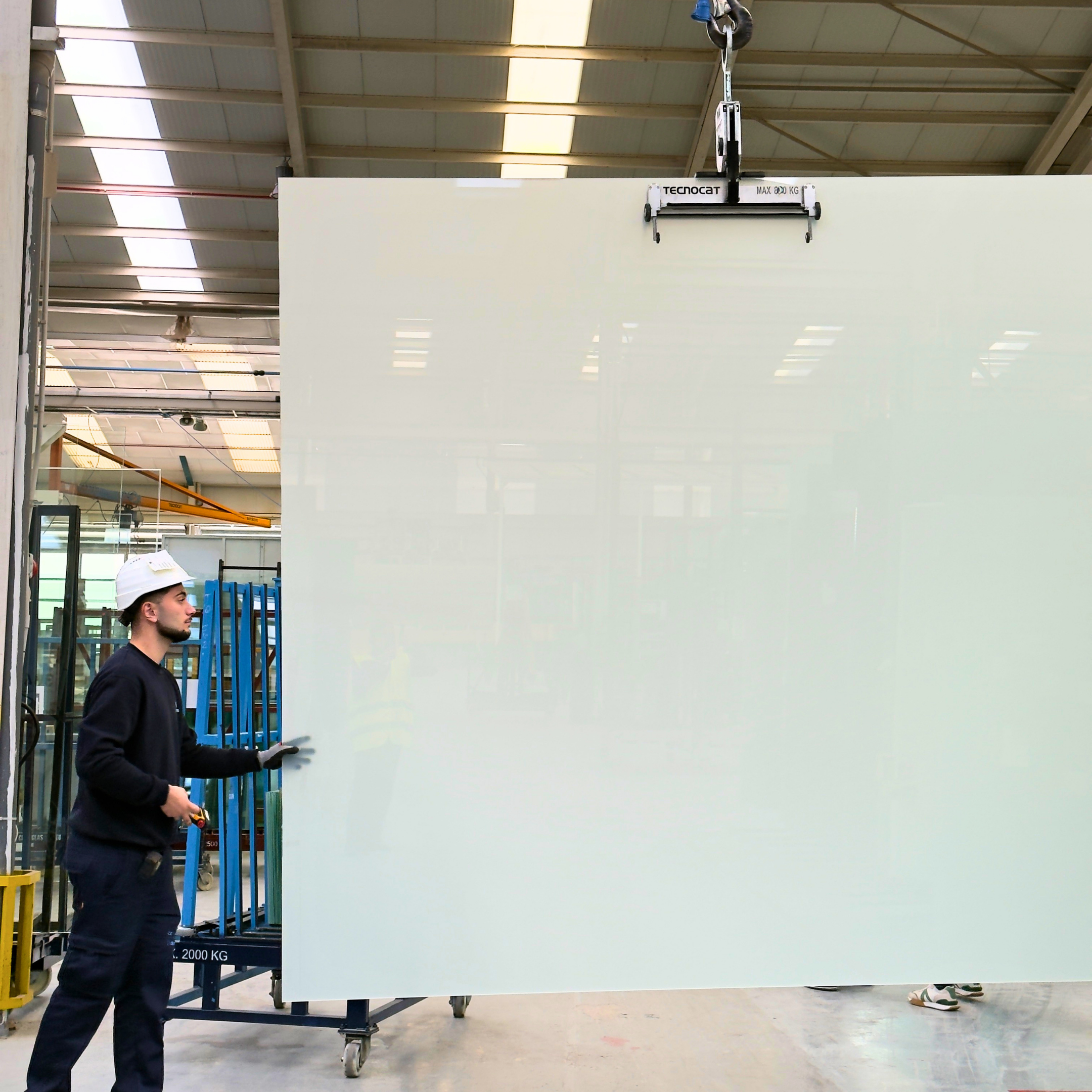Sistema de manipulación de vidrio Tecnocat en fábrica