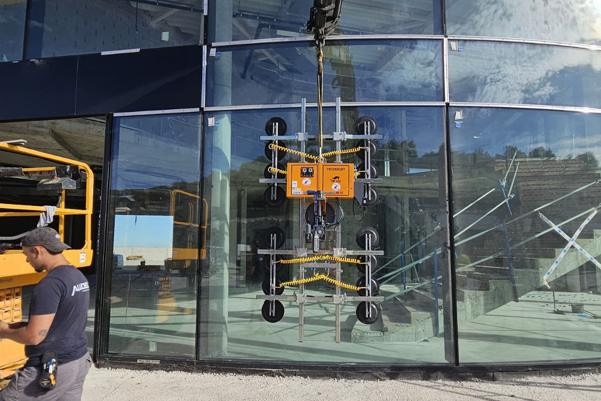 XE2-1500G Tecnocat configurada para instalación de vidrio
