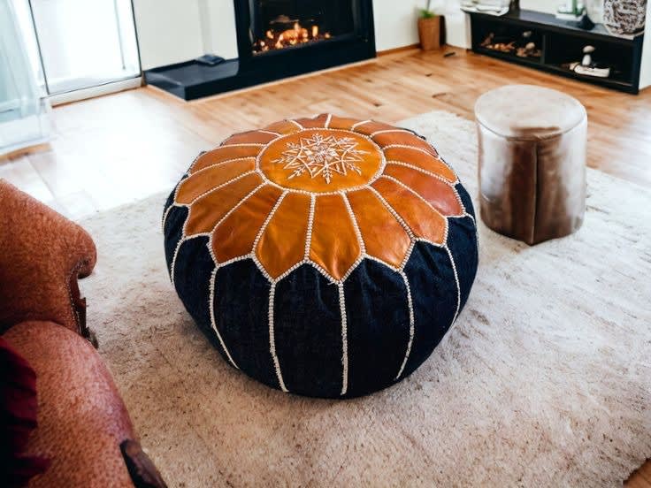 Pouf marocain en cuir et djin fait main – artisanat marocain authentique