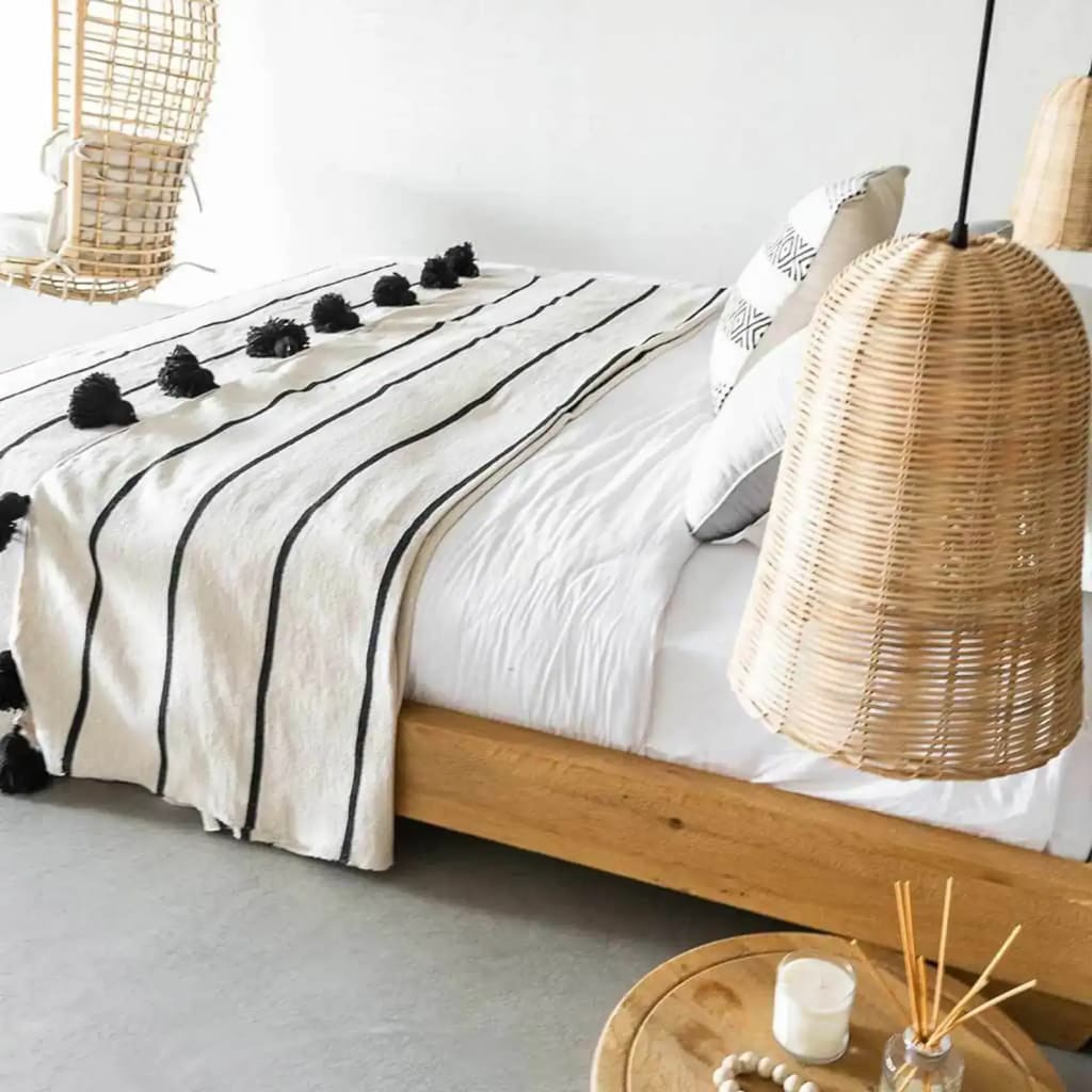 Détail de couverture marocaine écrue avec fines lignes noires et texture tissée