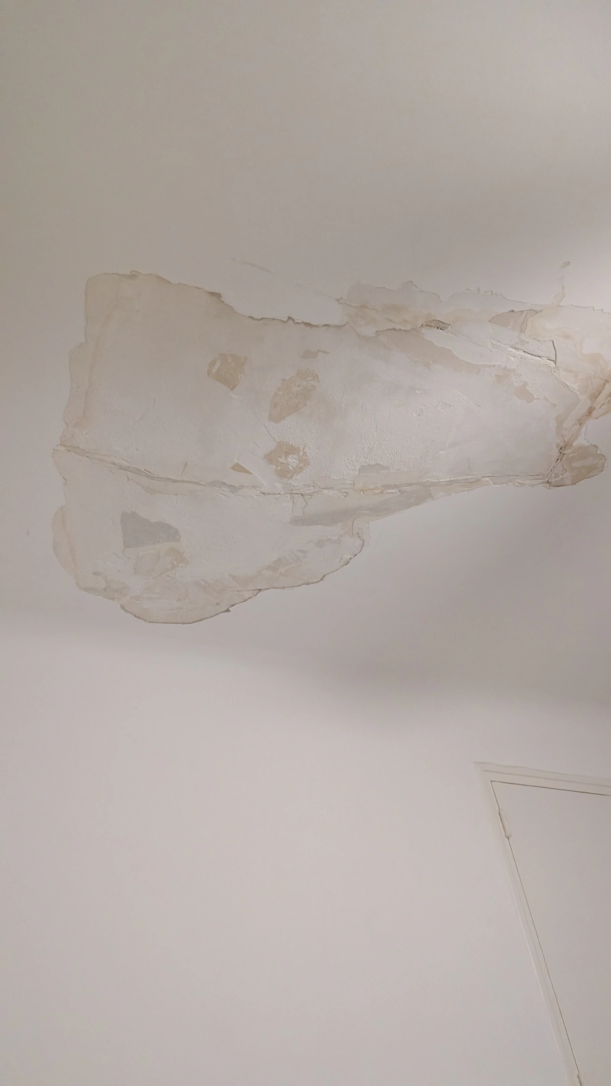 Reprise d’un plafond abîmé avant travaux de peinture intérieure