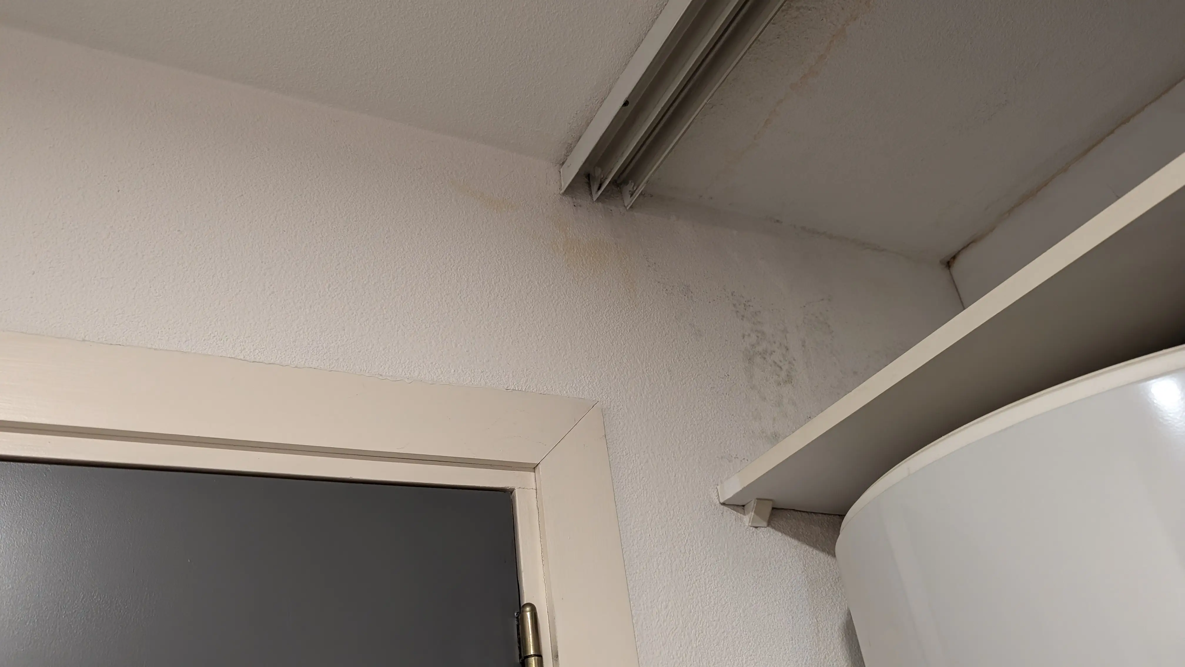 Traces d’humidité sur un mur avant remise en peinture intérieure