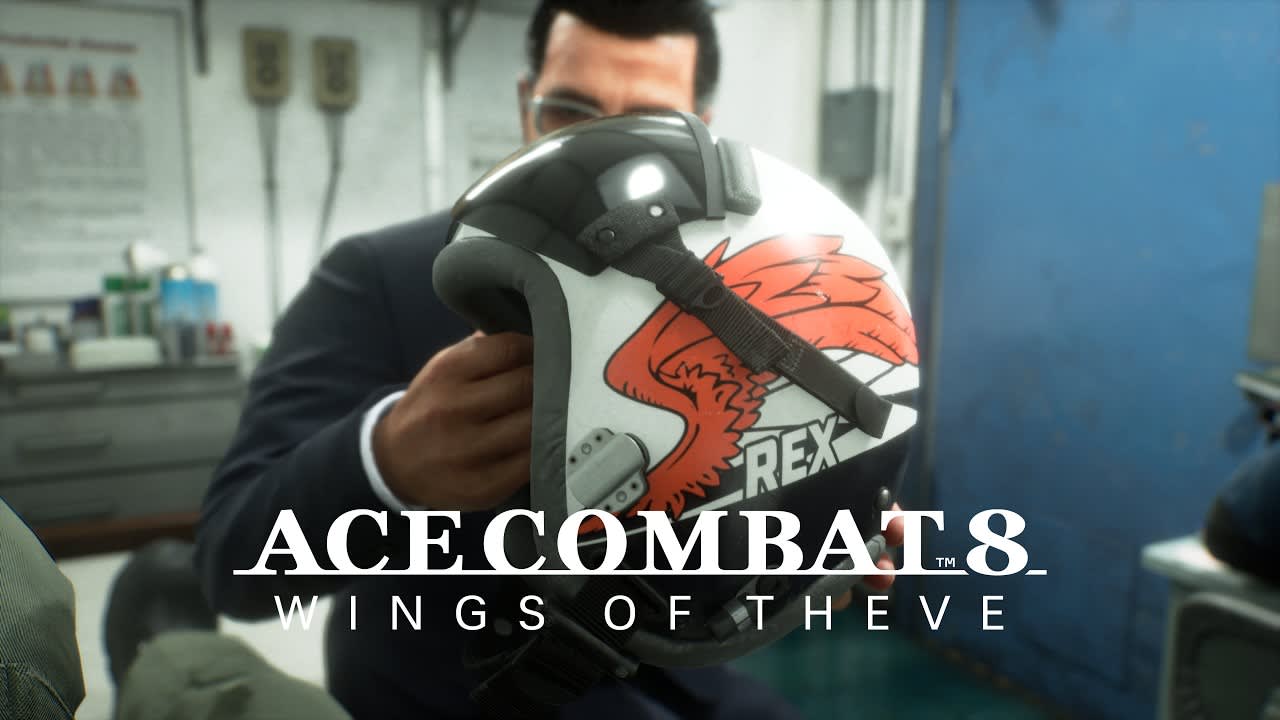 Homem de terno e óculos segura um capacete de piloto branco com uma asa vermelha e o nome Rex, sob o logotipo de Ace Combat 8: Wings of Theve