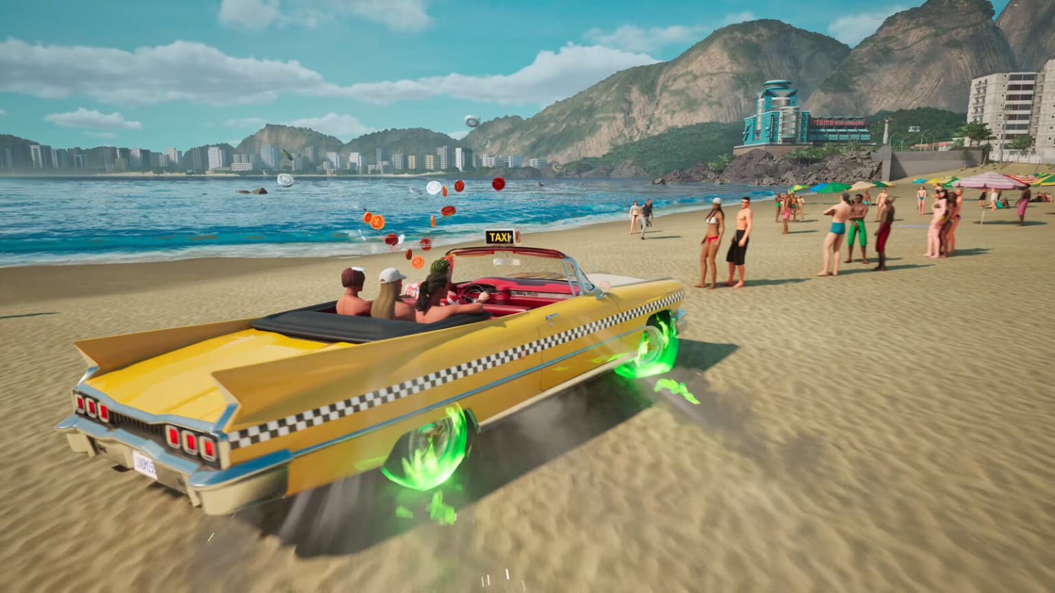 Táxi amarelo de Crazy Taxi: World Tour com passageiros na areia, diante do mar, de prédios e de montanhas, em cena do trailer do Brasil