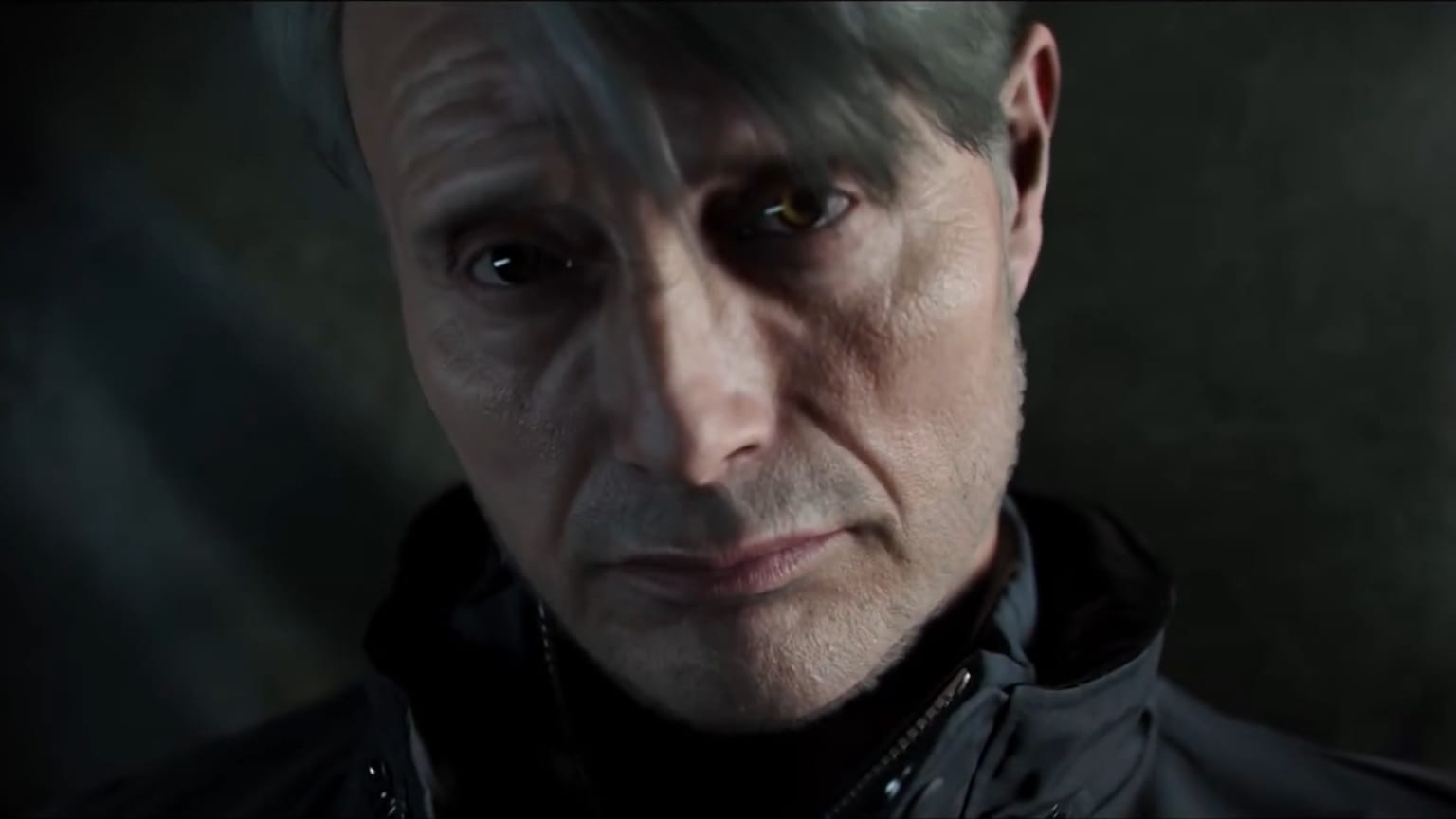 Close do rosto de Mads Mikkelsen como personagem de Modern Warfare 4, iluminado de lado sobre fundo escuro, no fim do trailer de campanha
