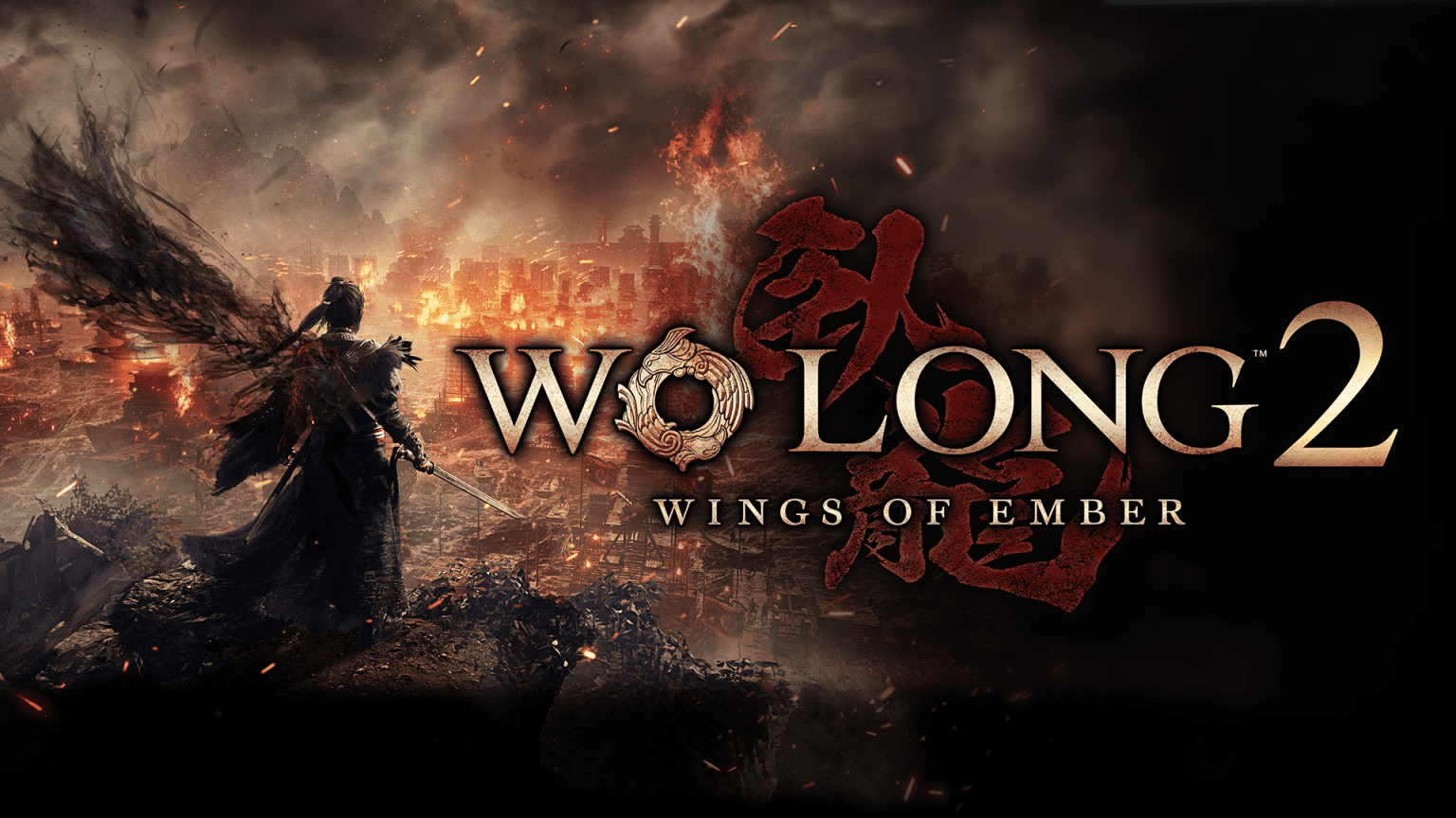 Arte oficial de Wo Long 2: Wings of Ember, com um guerreiro de espada e asas de fumaça negra diante de uma cidade em chamas
